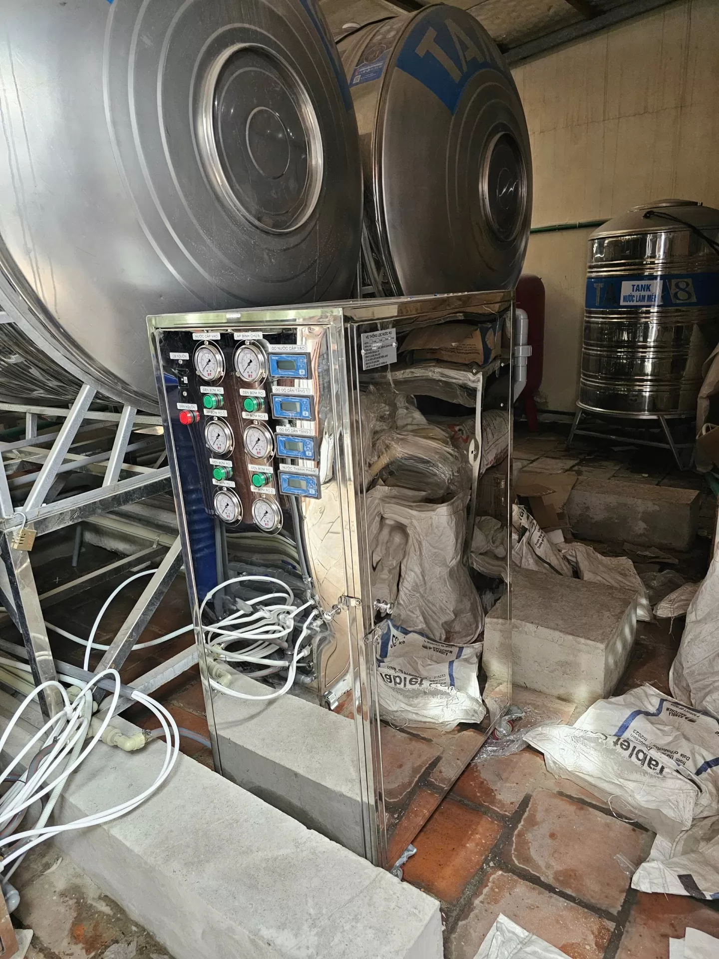 Lắp đặt máy nén khí, hệ lọc nước RO, bv Đại Học Y Hà Nội