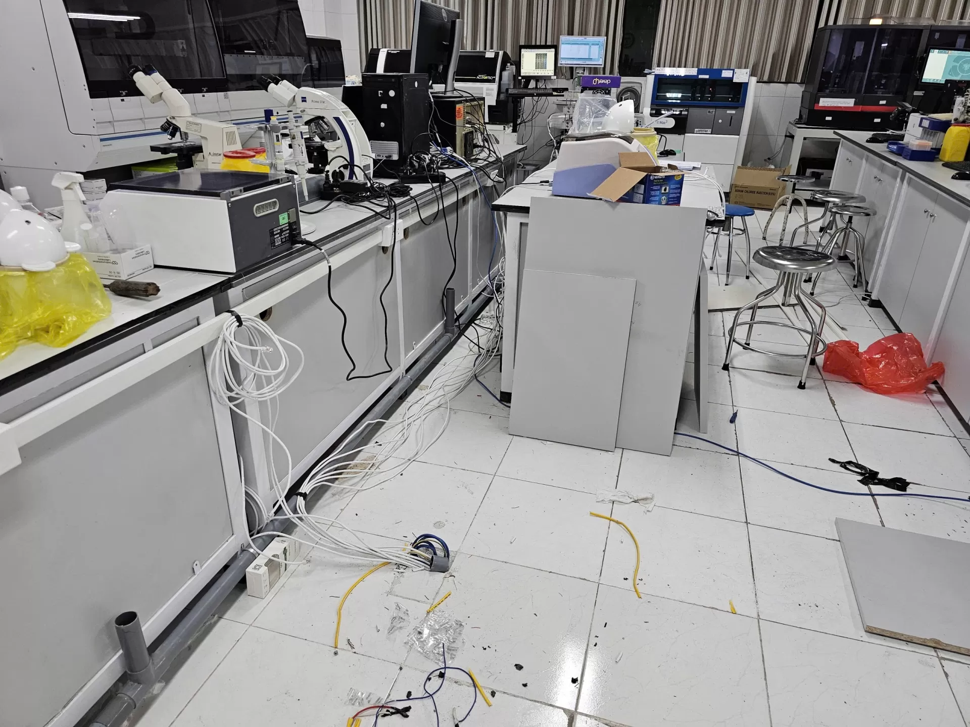 Thi công lắp đặt nội thất khoa xét nghiệm, bệnh viện Việt Đức